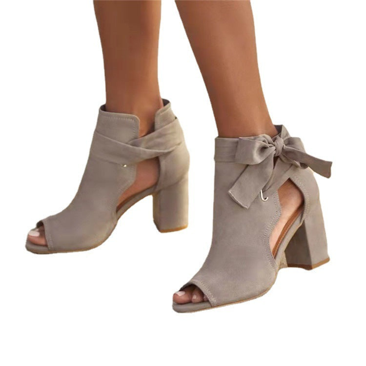 Chaussures à talon épais et bouche.