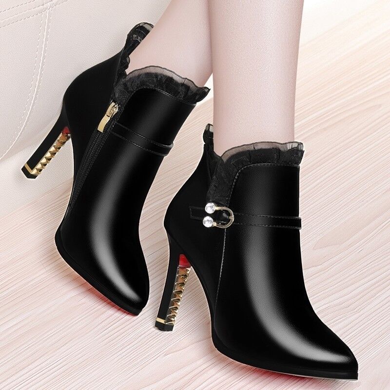 Bottes à talons hauts.